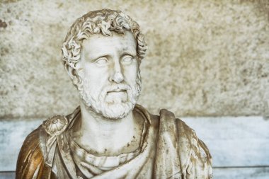 Atina, Yunanistan, 7 Eylül 2016: Heykel imparator Antoninus Pius içinde Stoa Attalos, Atina, Yunanistan, Antik Agora Müzesi.