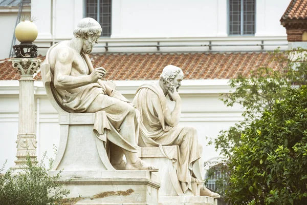 希腊雅典学院附近的哲学家雕像 — 图库照片