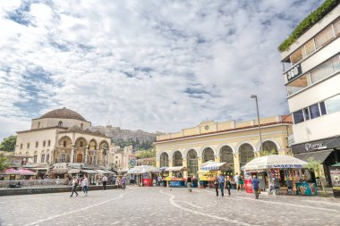 Atina, Yunanistan, Eylül 8,2016: geniş açı Monastiraki Meydanı, Atina, Yunanistan, eski şehir bit pazarı mahallede görünümünü ve alışveriş bölgelerine Atina'da müdür biridir..