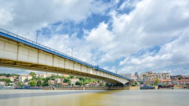 Belgrad, Sırbistan, 3 Temmuz 2014: Slovenya, Hırvatistan, Bosna-Hersek, Kuzey kenarına ve Sırbistan Belgrad'da tuna içine boşaltma, üzerinden o Sava Nehri görünümü, akar.