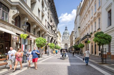 Budapeşte, Macaristan, Temmuz 9,2015: insanlar Zrinyi Street, Budapeşte, ünlü caddelerinden biri arka plan Aziz Stephen Bazilikası görülebilir.