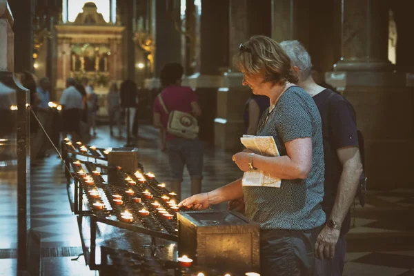 Budapest Hungria Julho 2015 Pessoas Acendendo Velas Dentro Basílica Santo — Fotografia de Stock