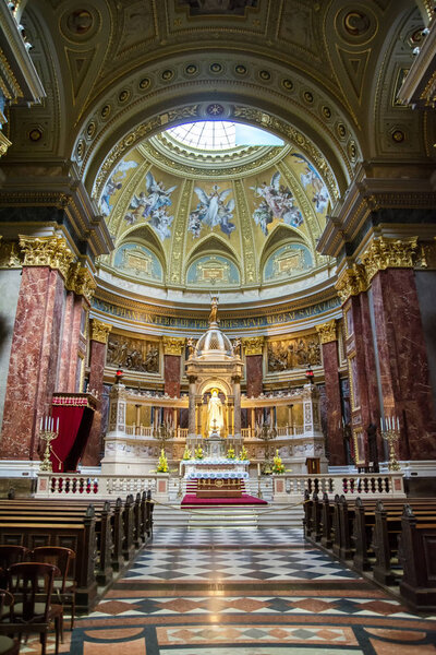 БУДАПЕСТ, ХАНГАРИЯ, 9 ИЮЛЯ 2015: Детали интерьера базилики Святого Стефана, римско-католической базилики в Будапеште, Венгрия. Назван в честь Стефана, первого короля Венгрии
.