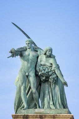 Budapeşte, Macaristan, 11 Temmuz 2015: emek ve servet Kahramanlar Meydanı (Hosok Tere), bir büyük kareler Budapeşte'çift tasvir eden heykel.