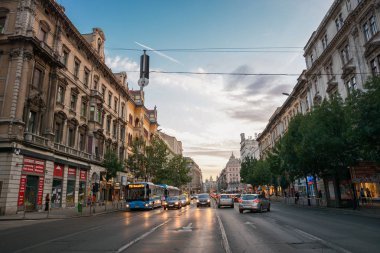 Budapeşte, Macaristan, 11 Temmuz 2015: Geniş açı yol görüntü sermaye Macaristan Budapeşte'den akan trafik ile.