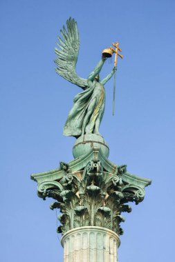 Budapeşte, Macaristan, 11 Temmuz 2015: Macar kutsal Krallık ve Apostolik çift çapraz onun elleri, Kahramanlar Meydanı, Budapeşte'de tutan cebrail sütunun üst gösteriyor.
