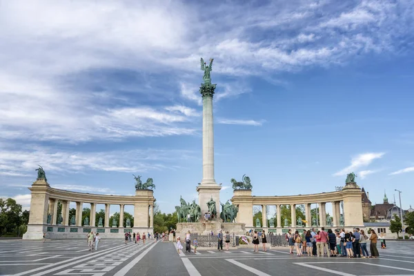 Budapeşte, Macaristan, Temmuz 11,2015: insanlar kahramanlar Meydanı (Hosok Tere), bir büyük kareler için onun ikonik heykel karmaşık kaydetti Budapeşte ziyaret.