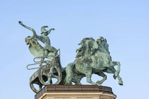 Budapest Hungría Julio 2015 Estatua Hombre Con Una Serpiente Montando — Foto de Stock