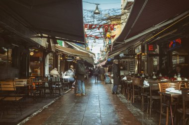 Istanbul, 15 Şubat 2019: Kadıköy, onun ünlü gurme dükkanlar, Balık ve et restoranlar, Kadıköy, Istanbul, Türkiye'nin turistik cazibe dan güneşli İçmesuyu Sokak (sokak).