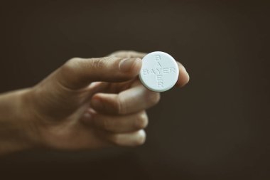 Istanbul, Türkiye, 19 Şubat 2019: Aspirin tabletleri, asetilsalisilik asit (Asa), ağrı, ateş veya inflamasyon tedavisinde kullanılan bir ilaç olarak bilinen tutan el.