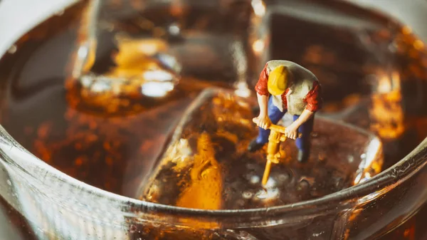 Миниатюрный Рабочий Сверлит Лёд Внутри Холодного Напитка — стоковое фото
