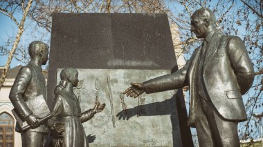 Istanbul, Türkiye, 8 Mart 2019: Heykel, Mustafa Kemal öğrenciler yeni Türk alfabesi, Kadıköy, Istanbul öğretim Atatürk.