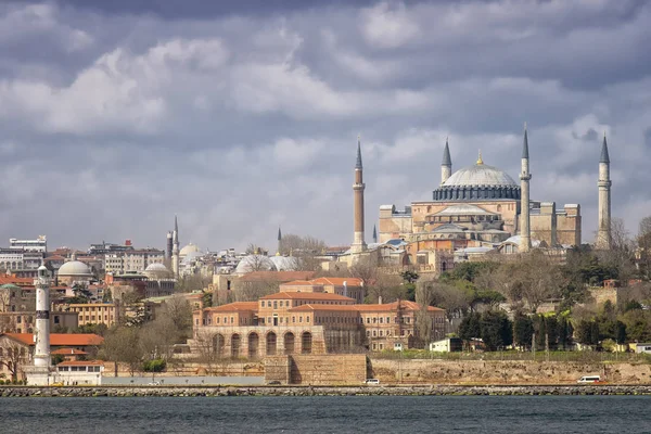 Sarayburnu トルコのアヤソフィアとイスタンブールの城壁の眺め — ストック写真