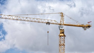 büyük sarı inşaat vinç