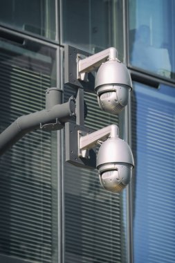 Plaza Pencere Önünde Güvenlik Kameraları