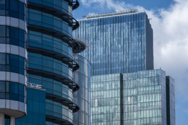 Gökdelenlerin cam pencere