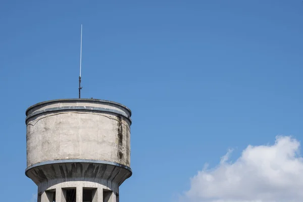 Antigua torre de agua en Levent, Estambul, Turquía — Foto de Stock