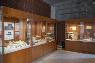 Osmaniye, 9 Mayıs 2019: Karatepe Açık Hava Müzesi'nin kapalı müze bölümünden, yakın mesafeden bulunan Hitit eserlerinin yer aldığı iç detay.