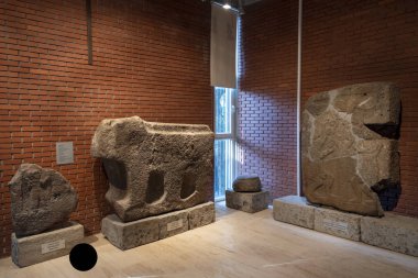 Osmaniye, 9 Mayıs 2019: Karatepe Açık Hava Müzesi'nin kapalı müze bölümünden, yakın mesafeden bulunan Hitit eserlerinin yer aldığı iç detay.
