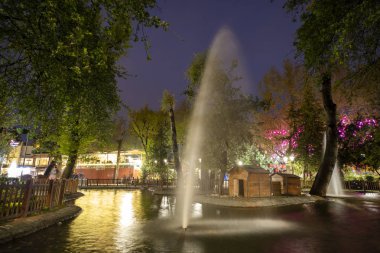 Ankara, Türkiye, 4 Mayıs 2019: Ankara'nın Çankaya mahallesinde halka açık bir park olan Kugulu Park'ın (Kuğu Parkı) uzun pozlama gecesi çekimi.