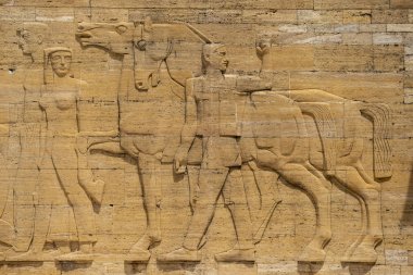 Ankara, Türkiye, 4 Mayıs 2019: Modern Türkiye Cumhuriyeti'nin kurucusu Mustafa Kemal Atatürk'ün türbesi olan Anitkabir'in dış duvarlarındaki kabartmalardan detay.