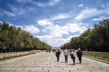 Ankara, Türkiye, 4 Mayıs 2019: Kurtuluş Savaşı'nın lideri ve Türkiye'nin kurucusu Mustafa Kemal Atatürk'ün türbesi olan Anitkabir'de Aslanlar Yolu üzerinde yürüyen ler.