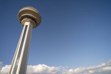 Ankara, Türkiye, 3 Mayıs 2019: Atakule kulesinin fotokopi alanı ile görünümü, Atakule, Türkiye'nin başkenti Ankara'da ünlü bir alışveriş merkezi ve gezi kulesidir..