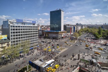 Ankara, Türkiye, 4 Mayıs 2019: Kızılay Meydanı'ndan geniş açılı görüş, adını karargahı burada bulunan Kızılay Dernegi'den (Türk Kızılayı) almıştır..