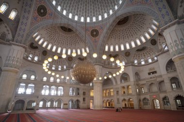 Ankara, Türkiye, 3 Mayıs 2019: Ankara'nın en büyük camisi olan Kocatepe Camii'nin iç detayları.