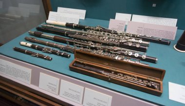 Viyana, Avusturya, 3 Temmuz 2016: Kunsthistorisches Müzesi'nin Tarihi Müzik Aletleri Koleksiyonu bölümünden sergilenen eski flütler (Sanat Tarihi Müzesi), Viyana, Avusturya.
