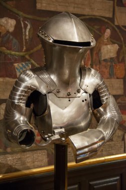 Viyana, Avusturya, 3 Temmuz 2016: Kunsthistorisches Müzesi'nin Silah ve Zırh Koleksiyonu bölümünde sergilenen Ortaçağ zırhı (Museum of Art History), Viyana, Avusturya.