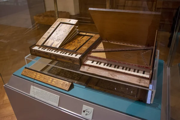 Viyana, Avusturya, 3 Temmuz 2016: Kunsthistorisches Müzesi 'nin Tarihi Müzik Aletleri Koleksiyonu bölümünde spinet ve muhteşem sergileniyor.