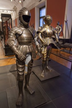Viyana, Avusturya, 3 Temmuz 2016: Kunsthistorisches Müzesi'nin Silah ve Zırh Koleksiyonu bölümünde sergilenen Ortaçağ zırhları (Sanat Tarihi Müzesi), Viyana, Avusturya.