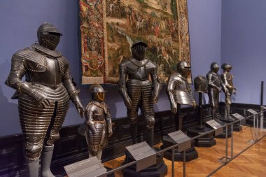 Viyana, Avusturya, 3 Temmuz 2016: Kunsthistorisches Müzesi'nin Silah ve Zırh Koleksiyonu bölümünde sergilenen Ortaçağ zırhları (Sanat Tarihi Müzesi), Viyana, Avusturya.