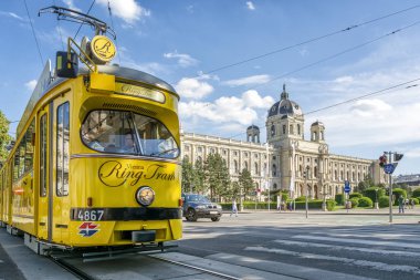 Viyana, Avusturya, 1 Temmuz 2016: Ringstrasse'deki Kunsthistorisches Müzesi'nin (Sanat Tarihi Müzesi) önünde nostaljik sarı tramvay 