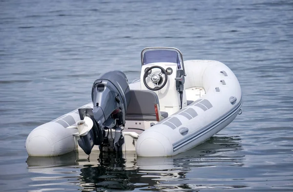 Barco de motor blanco inflable flotando en el mar — Foto de Stock