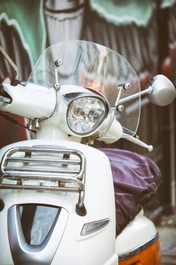 Caddeye park edilmiş beyaz motosiklet