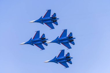 İstanbul, Türkiye, 19 Eylül 2019: Teknofest 2019 Airshow için Atatürk Havalimanı üzerinde Su 30 uçağı ile Aerobatik gösteri ekibi Rus Şövalyeleri.