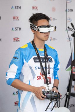 İstanbul, Türkiye, 19 Eylül 2019: İstanbul Atatürk Havalimanı'nda düzenlenen havacılık, havacılık ve teknoloji festivali Teknofest 2019'da yarışan tek drone yarışçısının yakın çekimi.