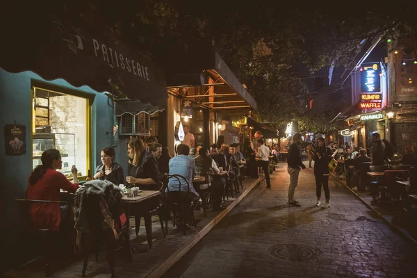 Istanbul Turkey October 2017 People Having Fun Cafe Restaurants Karakoy — Stock Photo, Image