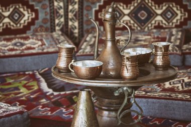 Geleneksel Türk Bakır Malzemeleri Türk Geleneksel Çadırında (Etiket)