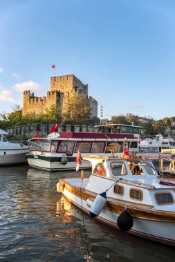 İstanbul, Türkiye, 13 Ekim 2019: İstanbul, Türkiye 'de İstanbul, Türkiye' de bulunan Ortaçağ Kalesi, Göksu Nehri ve Anadolu Hisari 'den geniş açı görüşü (Anadolu Kalesi).