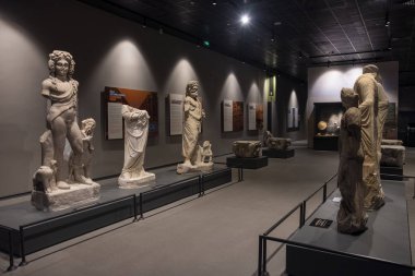 Mersin, Türkiye, 18 Ekim 2019: Mersin Arkeoloji Müzesi, Mersin 'deki en büyük müze. Bir arkeoloji müzesi olarak kurulmasına rağmen, aynı zamanda bir etnografi bölümü de var..