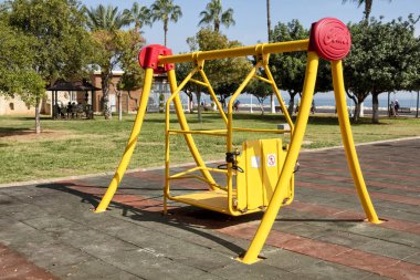 Mersin, Türkiye, 18 Ekim 2019: Türkiye 'nin Mersin kentindeki sahil parkında tekerlekli sandalye kullanıcıları için özel bir salıncak.