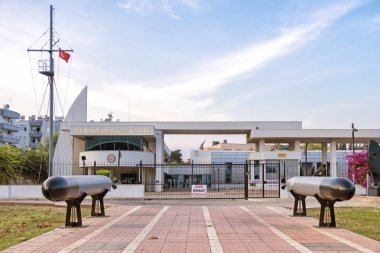 Mersin, Türkiye, 18 Ekim 2019: Mersin Donanma Müzesi 'nin Mersin Belediyesi' ndeki dış görüntüleri. Adnan Menderes Bulvarında..