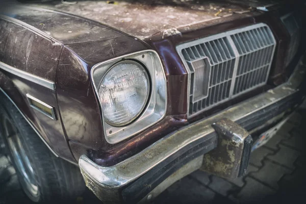Увядающий старый американский автомобиль — стоковое фото