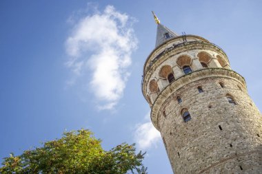 Düşük Açılı Galata Kulesi Yapraklı, İstanbul, Türkiye 