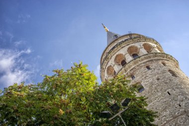 Düşük Açılı Galata Kulesi Yapraklı, İstanbul, Türkiye 