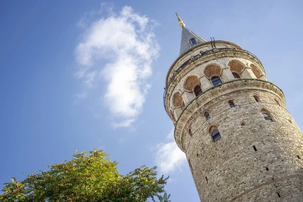 Düşük Açılı Galata Kulesi Yapraklı Stanbul Türkiye — Stok fotoğraf