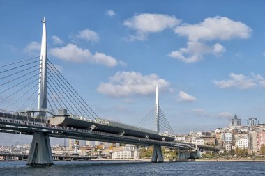 İstanbul, Türkiye, 24 Ekim 2019: İstanbul Metrosu 'nun M2 hattı boyunca kablolu bir köprü olan Haliç Metro Köprüsü' nden geniş açı görüntüsü.